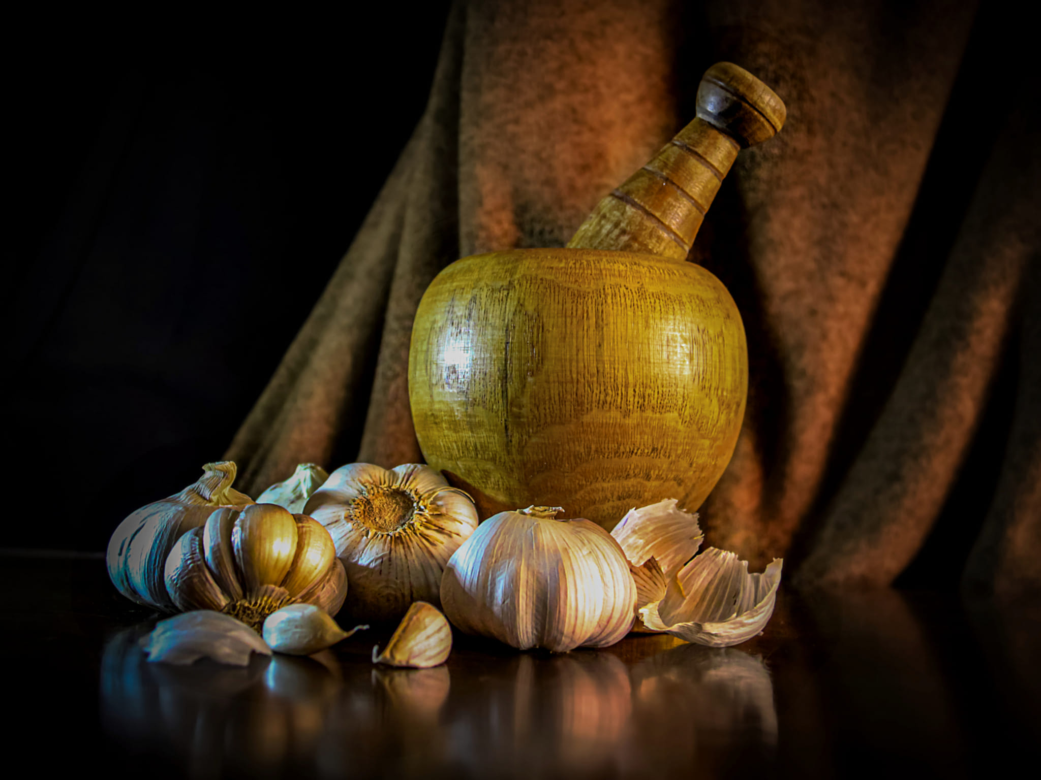 Bulbs of garlic in the dark